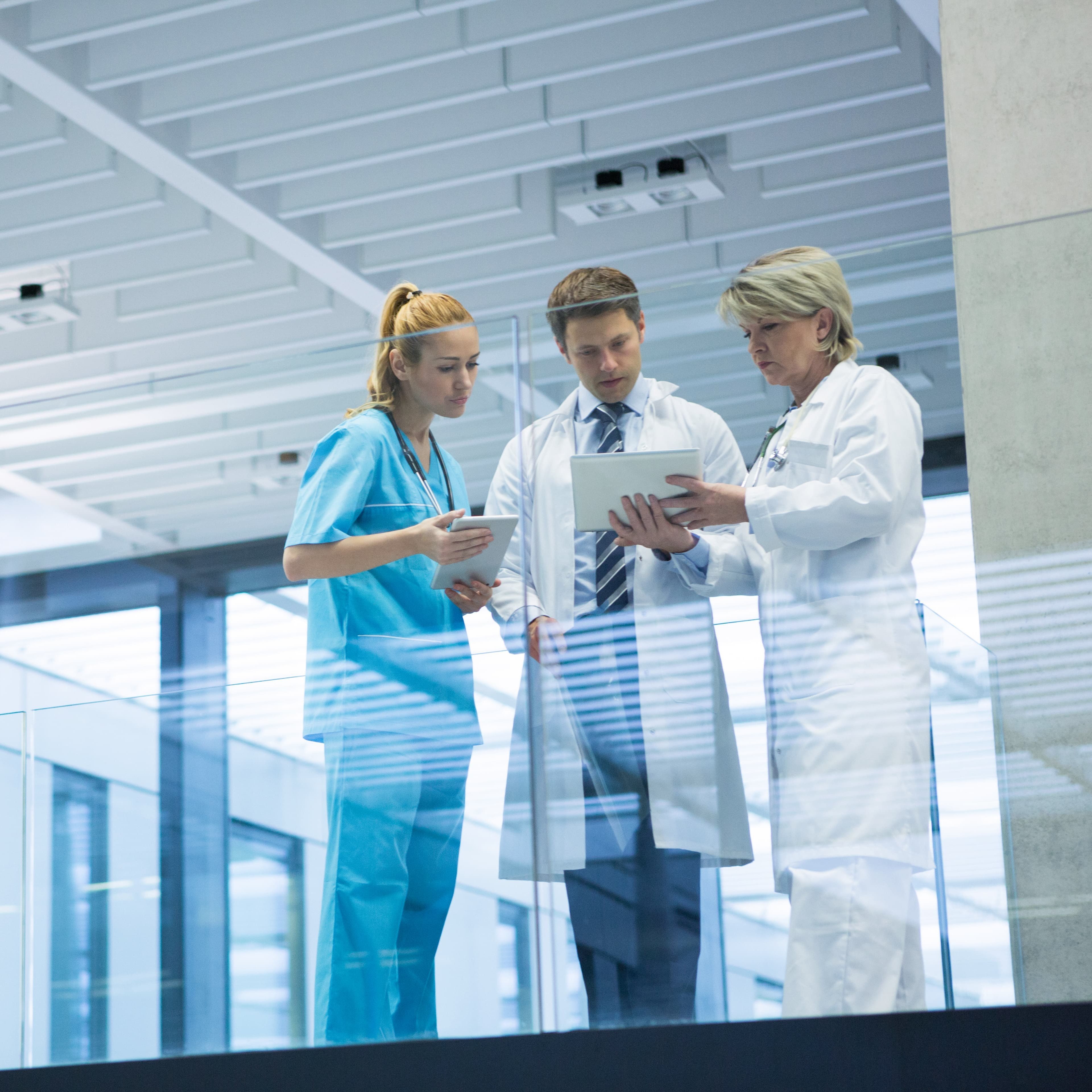 drei Personen im Krankenhaus